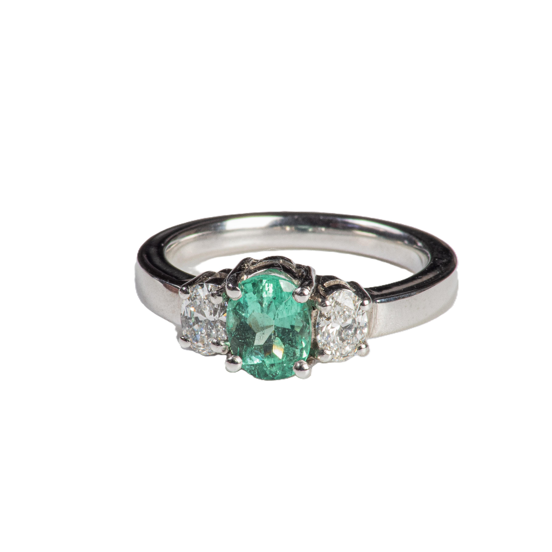 Anillo Platino Esmeralda Oval.
