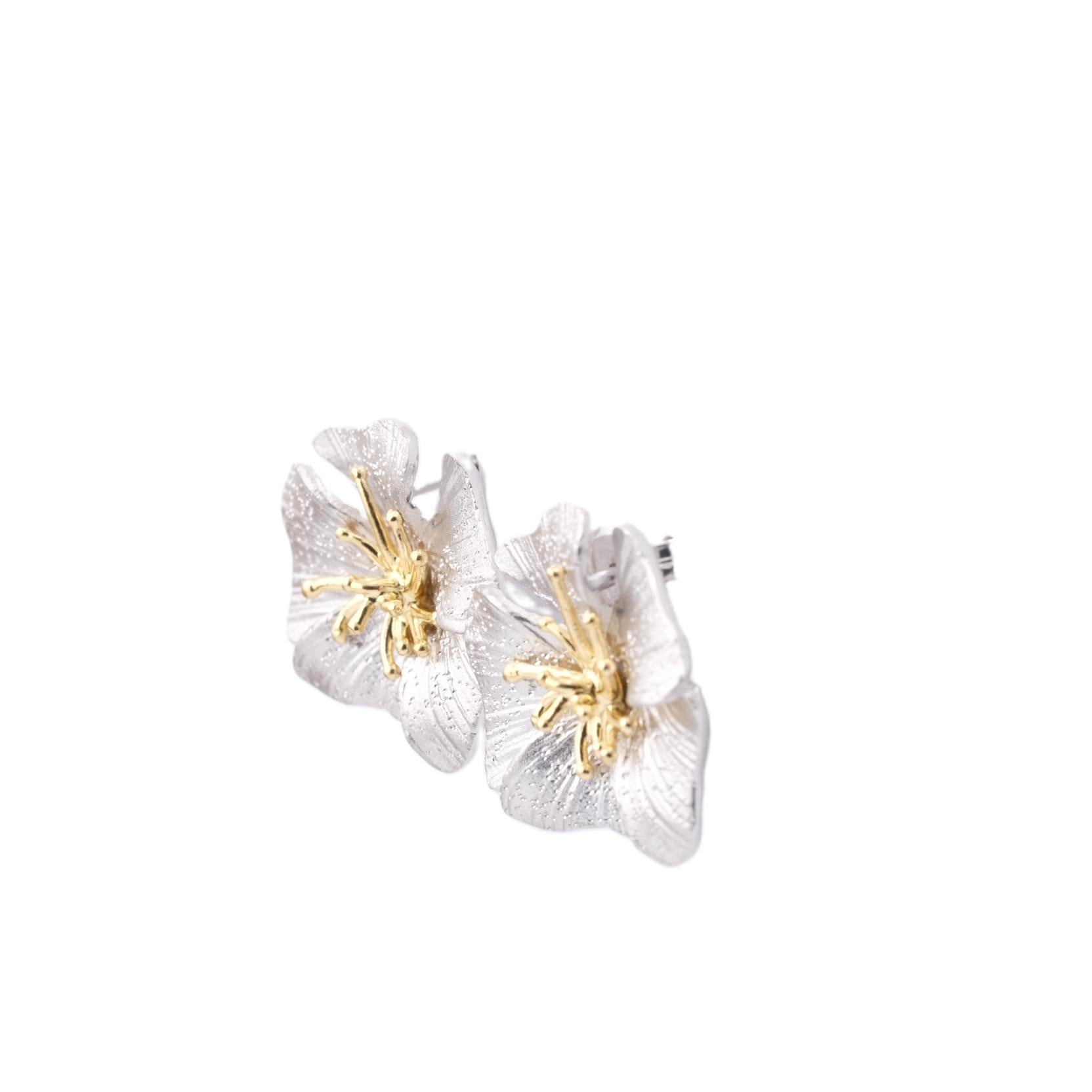 Aros Flor de Plata Rodinada con Pistilo Central Bañado.