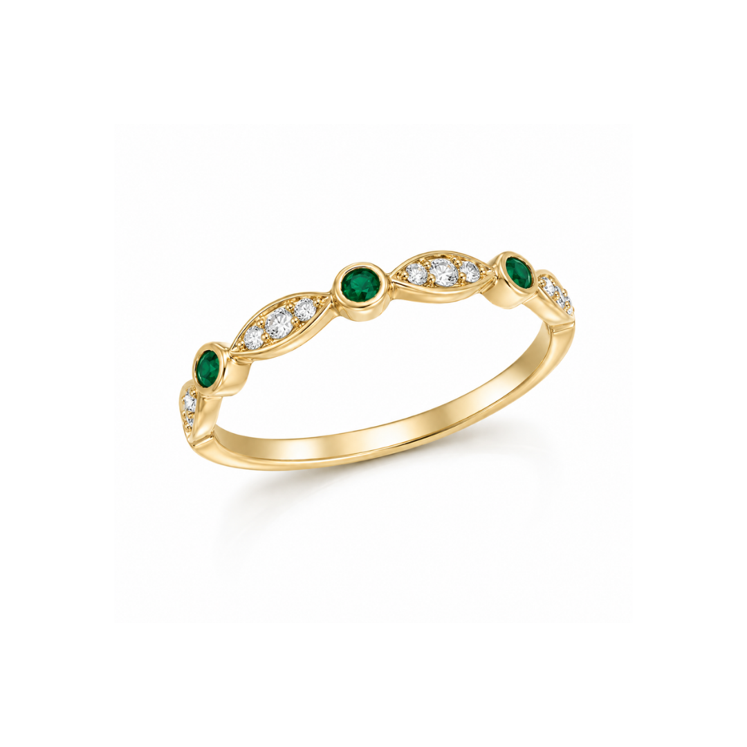 Anillo Medio Cintillo con Esmeraldas y Brillantes en Óvalo de Oro Amarillo 14Kt.