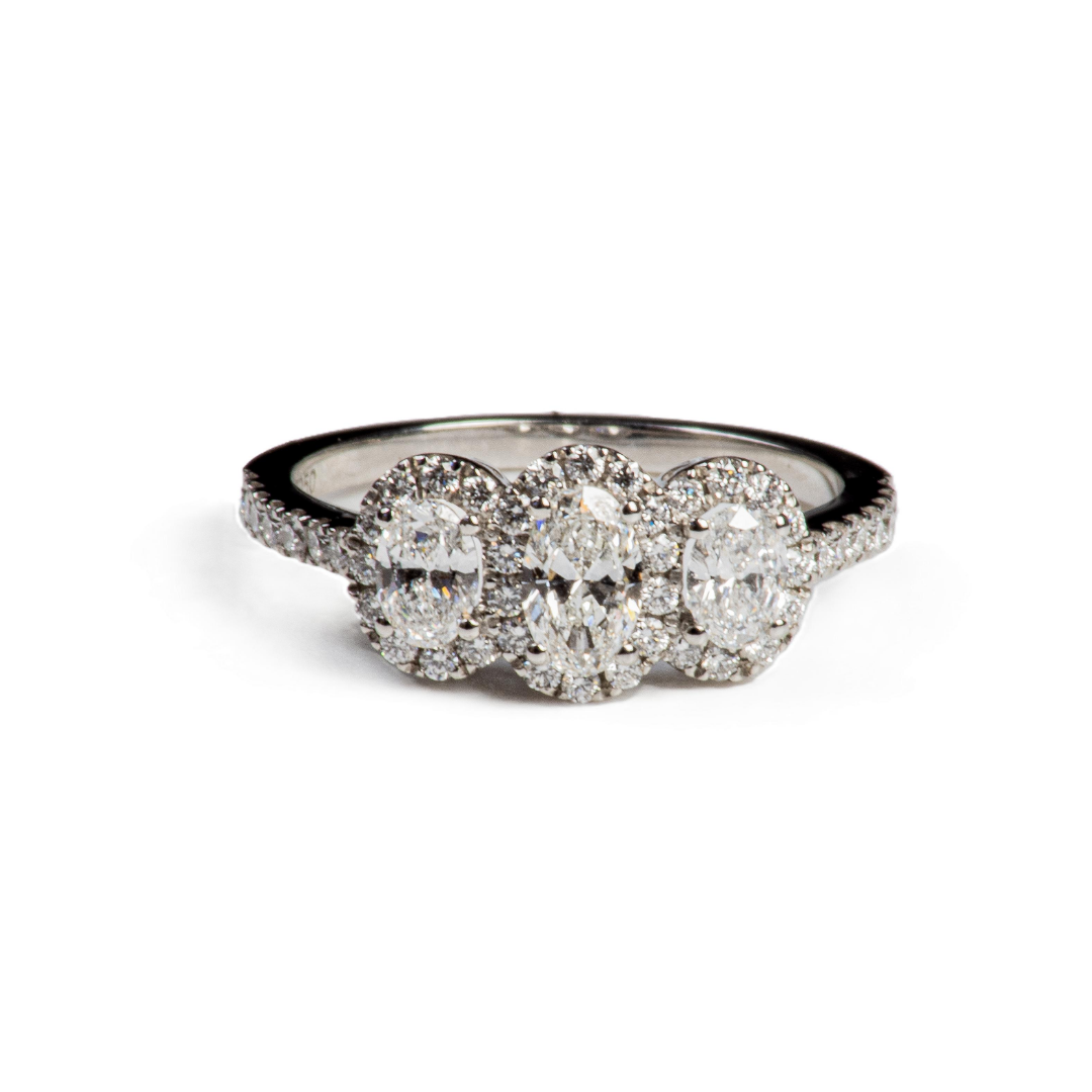 Anillo Platino Tricillo Brillantes Oval.
