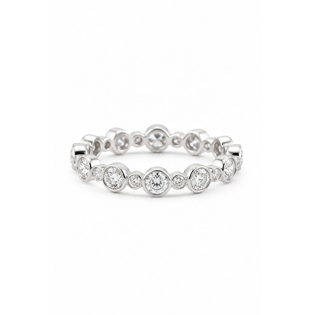 Anillo Cintillo de Brillantes Alternados en Oro Blanco 18KT.
