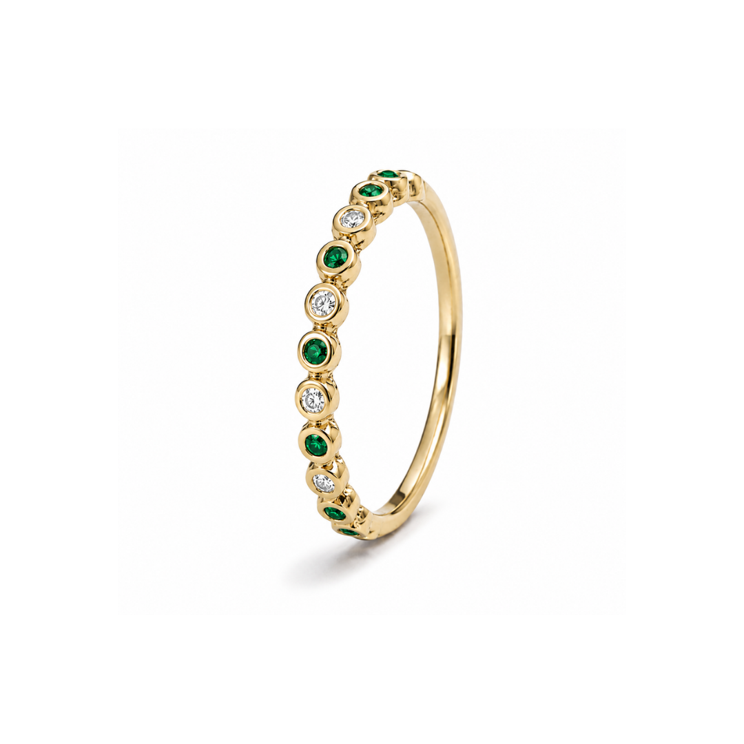 Anillo Medio Cintillo de Esmeraldas y Brillantes Redondos en Oro Amarillo 14Kt.