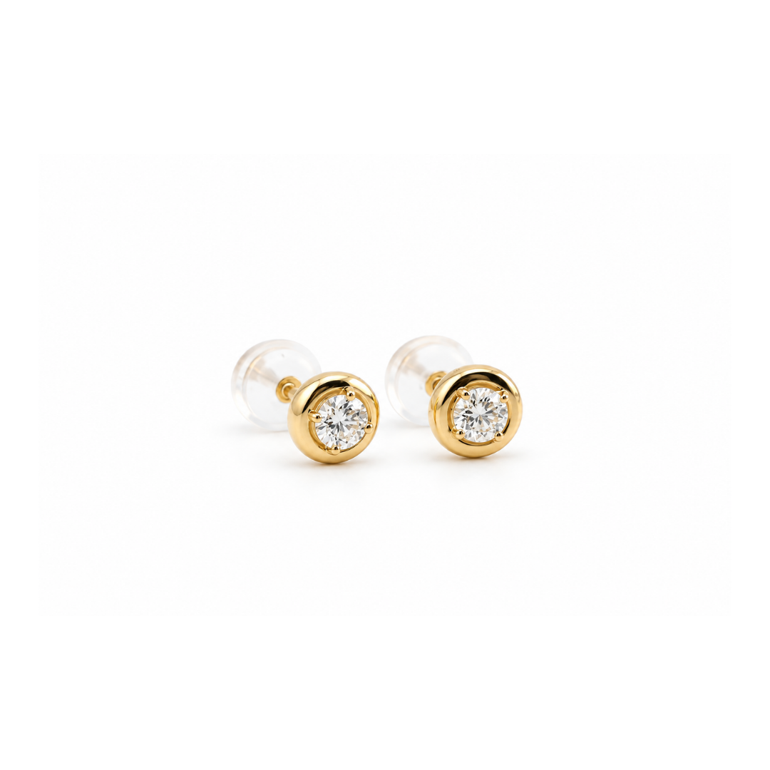 Aros Punto de Luz y Brillante Bisel en Oro Amarillo.