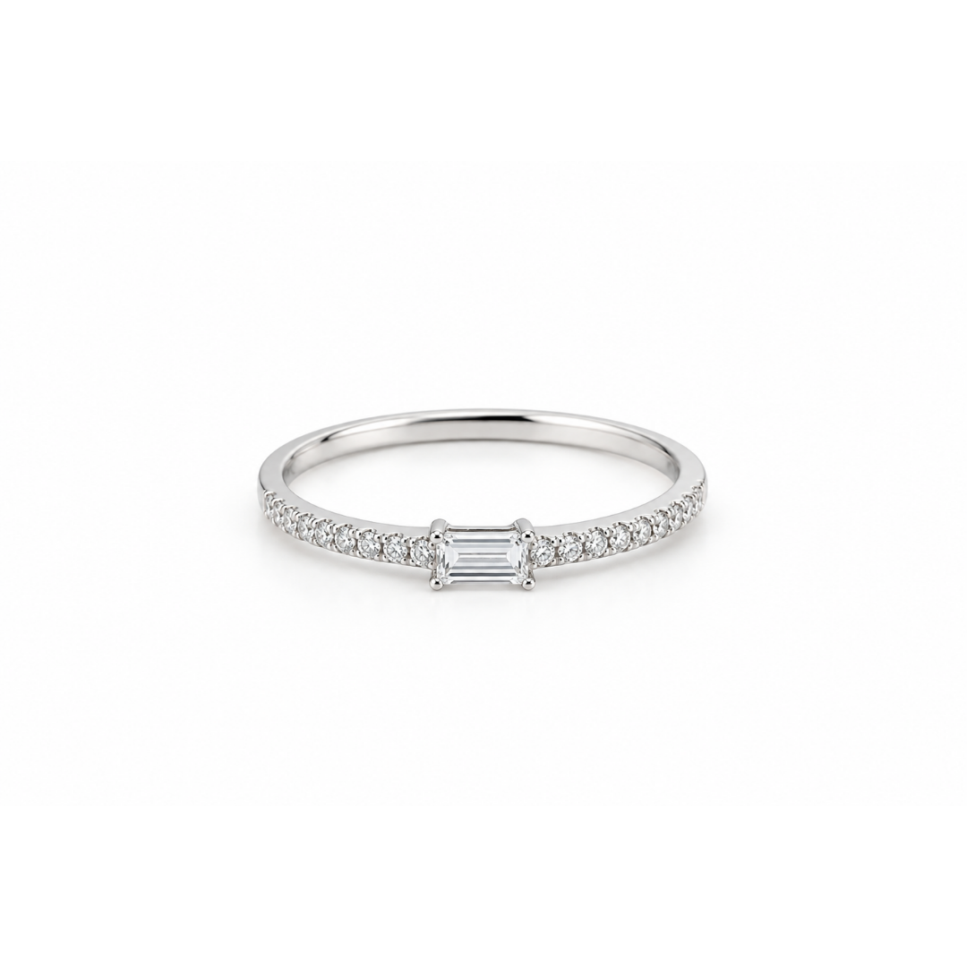 Anillo Medio Cintillo de Brillantes y Central Baguette en Oro Blanco.