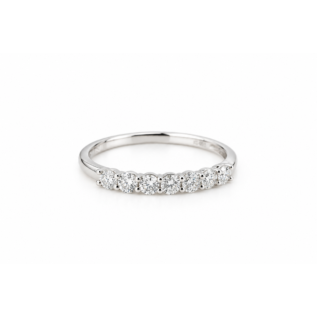 Anillo de 7 Brillantes Engaste Grifa en Oro Blanco.