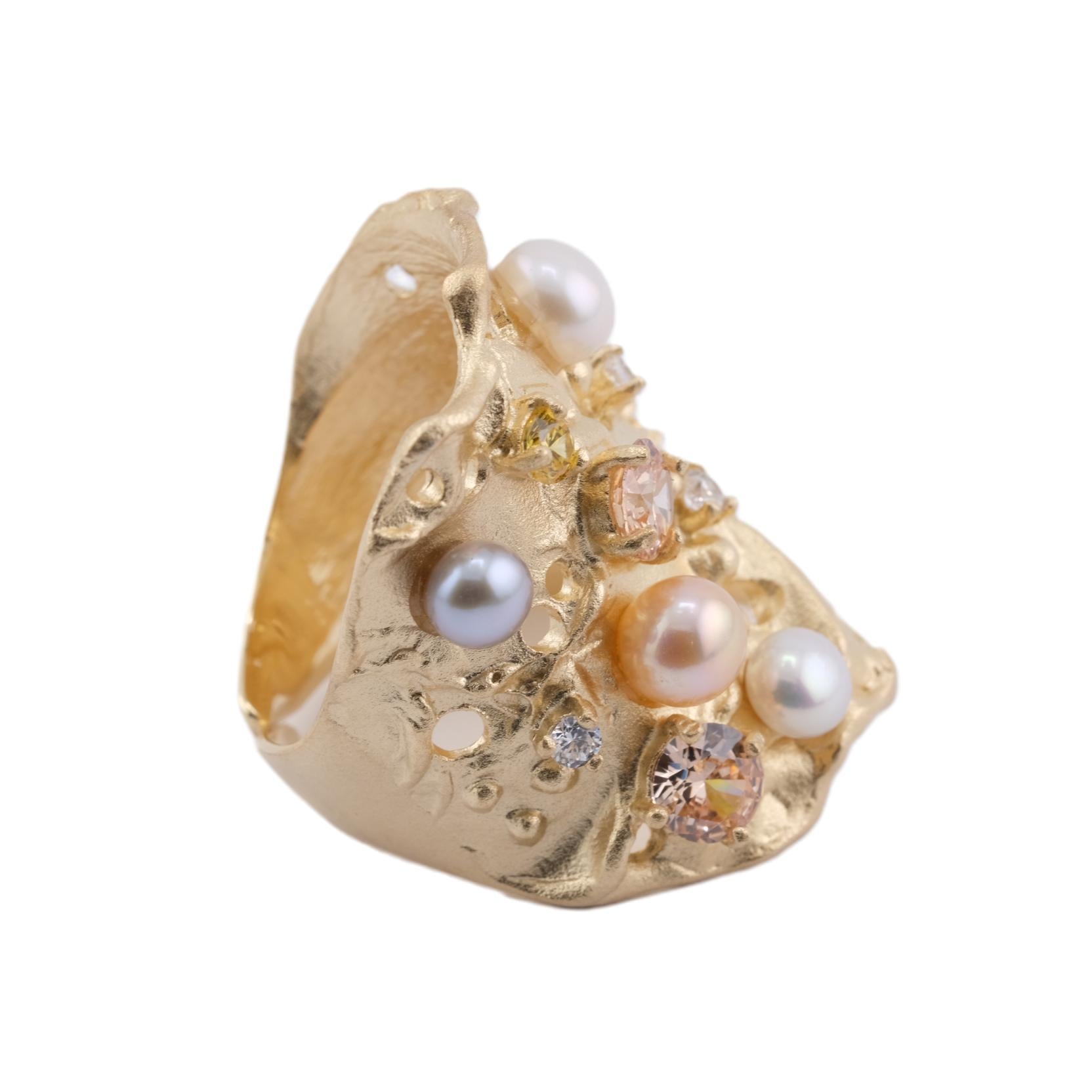 Anillo de Plata Relieve y Perlas Bañado en Oro.