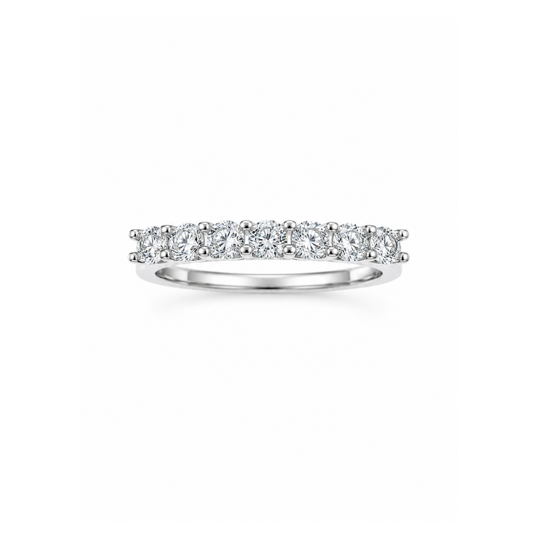 Anillo de Plata y Moissanita Medio Cintillo.