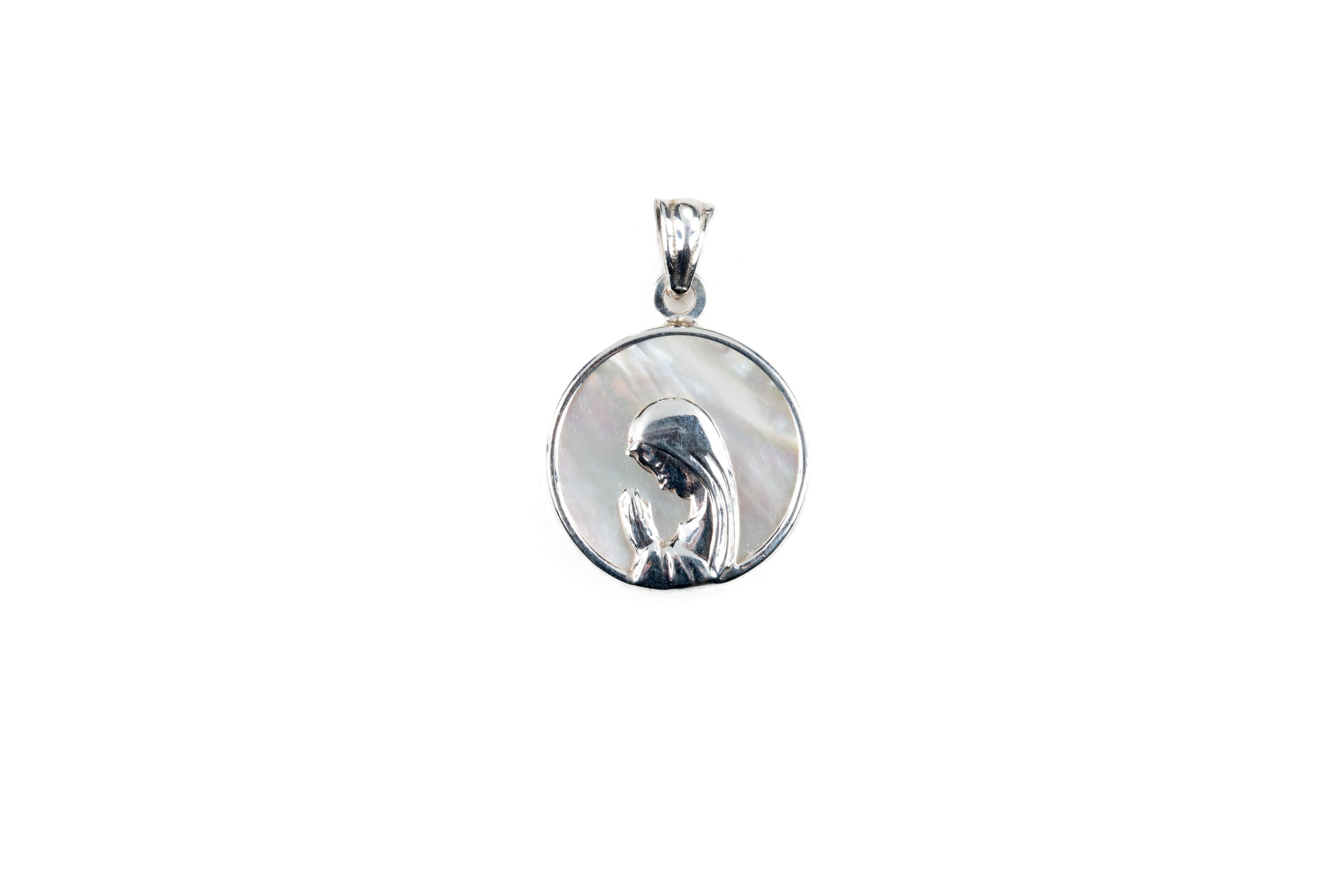 Medalla Virgen Niña de Plata y Nácar