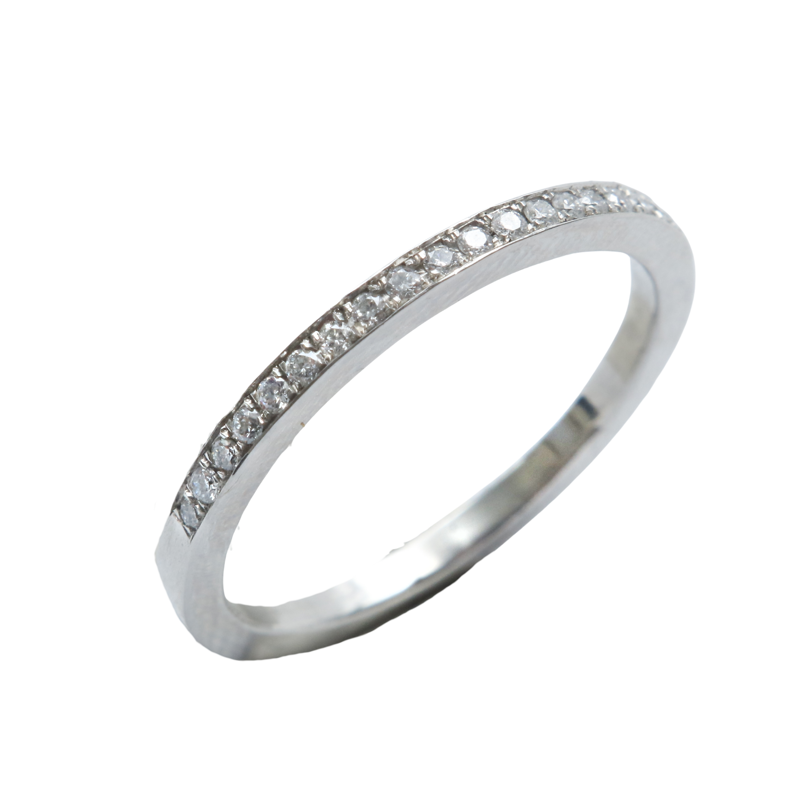 Anillo Medio Cintillo de Oro Blanco Brillantes Engaste Canal.