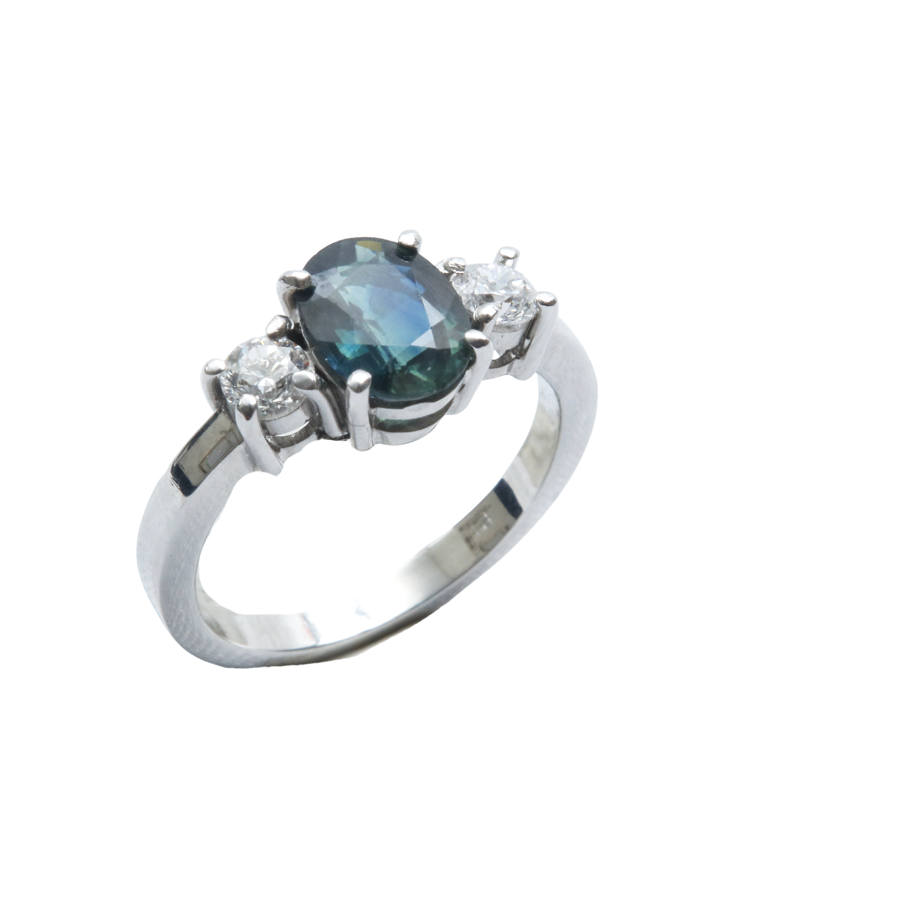 Anillo de Oro Blanco Trilogía de Brillantes y Zafiro.